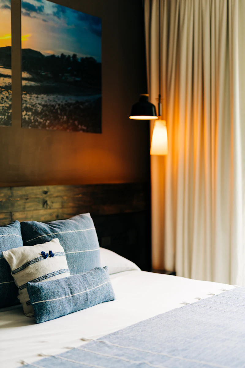 Beispielbild: Bett mit blau-weißen Kissen