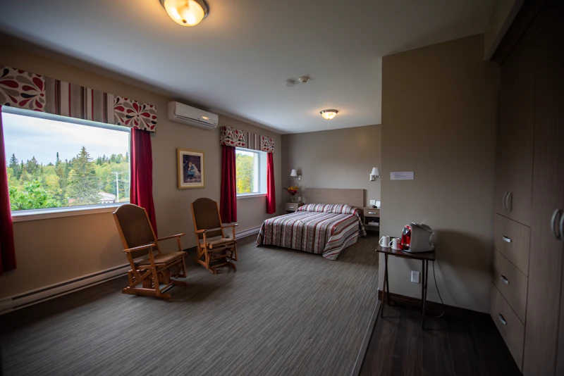 Beispielbild: einfaches Zimmer mit Schaukelstuhl