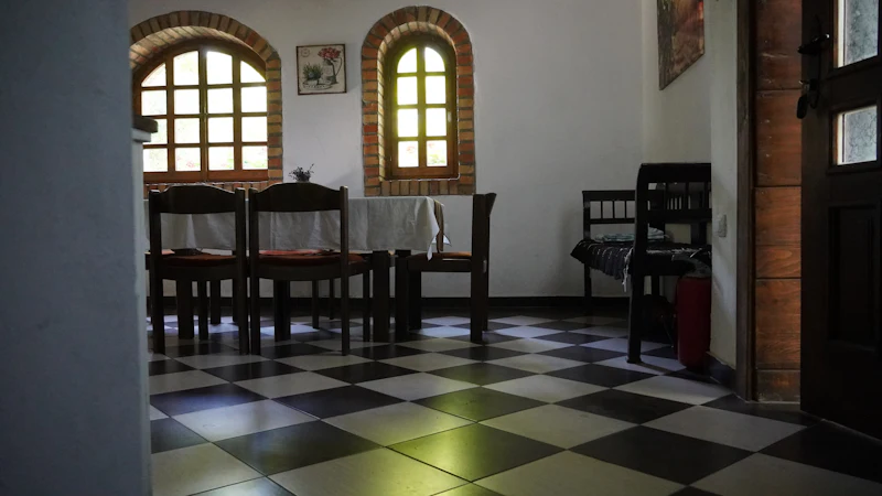 Beispielbild: Gaststube mit Rundbogenfenstern