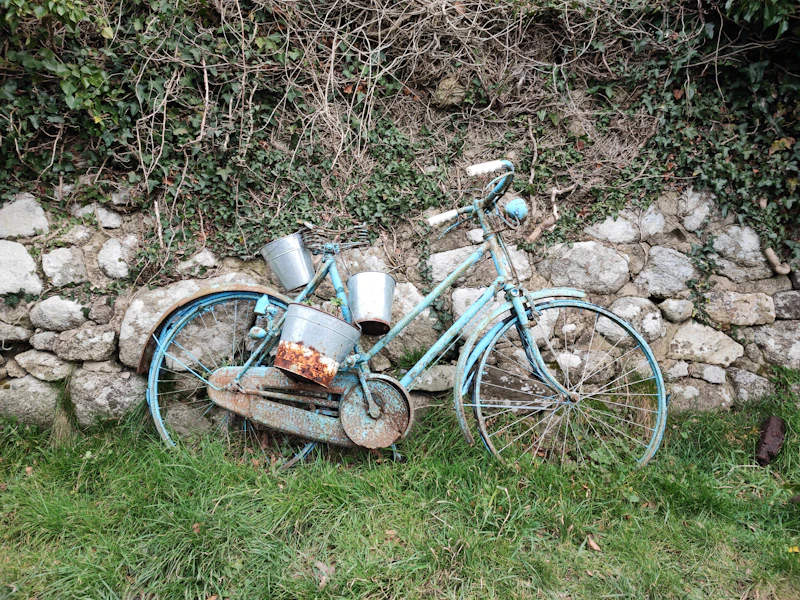 Beispielbild: altes Fahrrad an einer Steinmauer