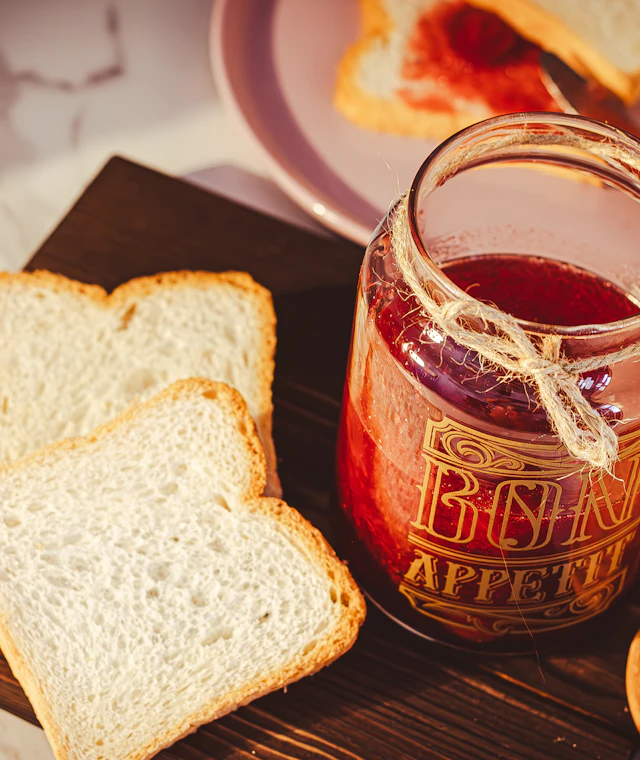 Beispielbild: Brot und Marmelade auf einem Holzbrett