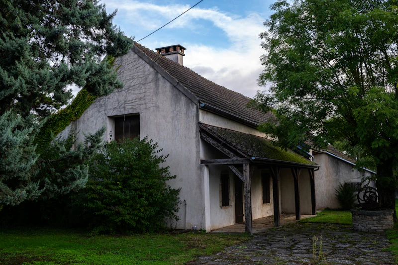 Beispielbild: altes weißes Haus im Grünen
