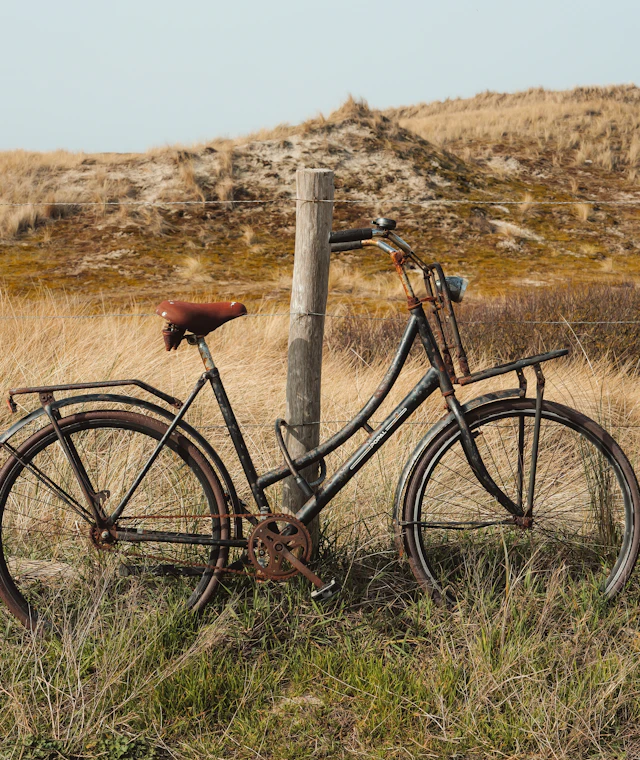 Beispielbild: altes Fahrrad an einem Holzpfahl