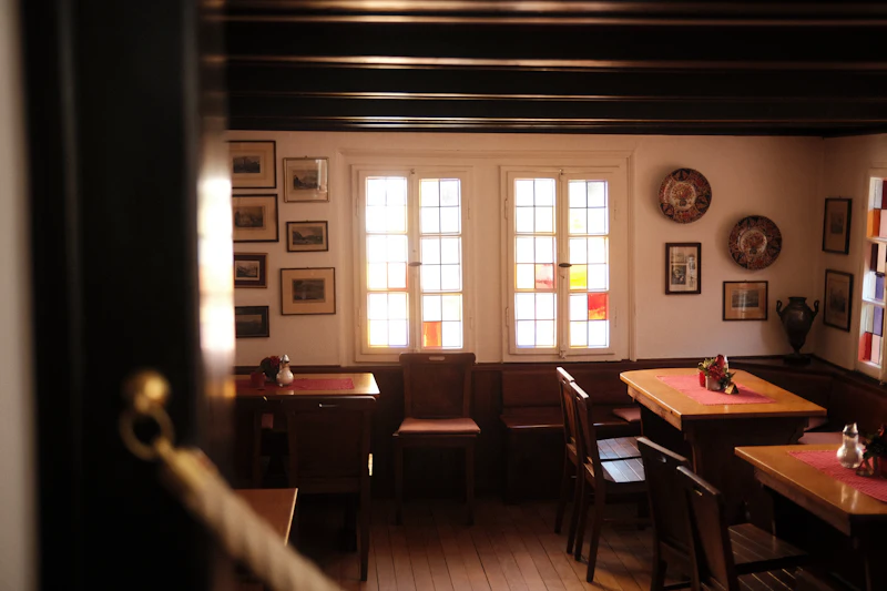 Beispielbild: Gaststube mit dunklem Holz